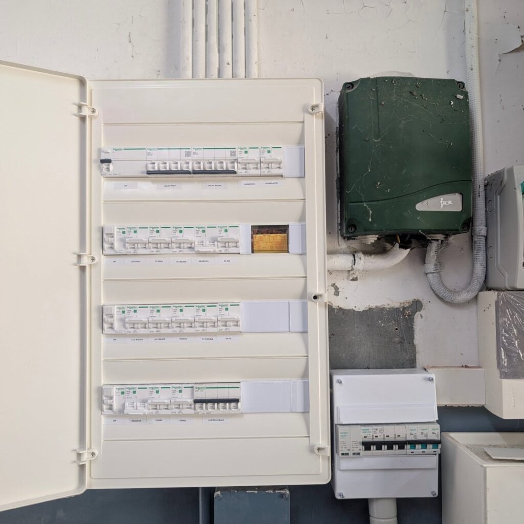 Instagram post from efitecinstalaciones. This post is in position 4.