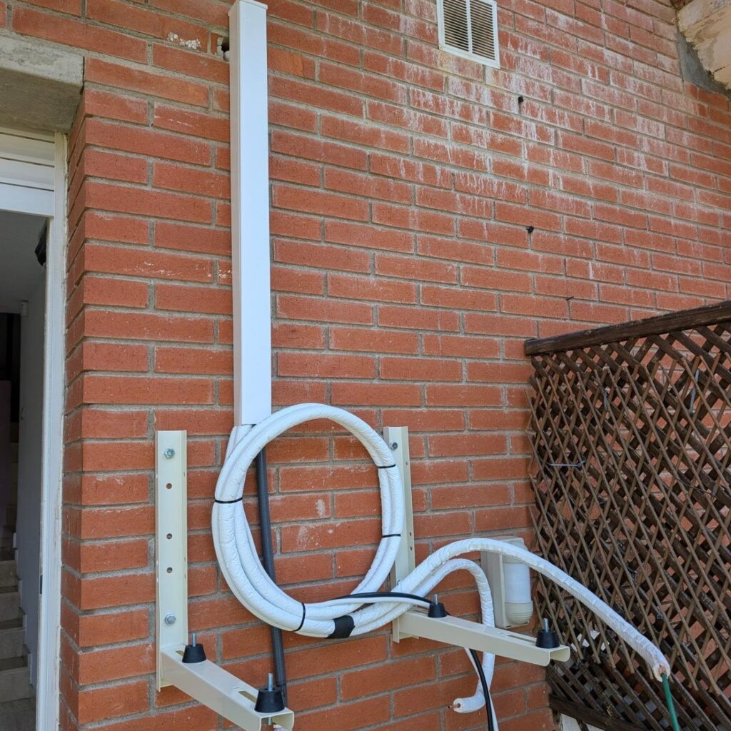 Instagram post from efitecinstalaciones. This post is in position 4.